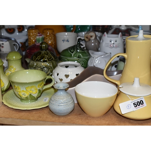 500 - A QUANTITY OF MID- CENTURY AND MODERN CERAMICS, comprising a green Carlton ware cup, tea plate and s... 