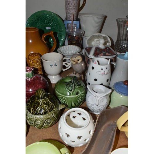 500 - A QUANTITY OF MID- CENTURY AND MODERN CERAMICS, comprising a green Carlton ware cup, tea plate and s... 