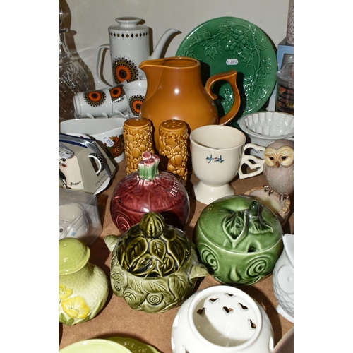 500 - A QUANTITY OF MID- CENTURY AND MODERN CERAMICS, comprising a green Carlton ware cup, tea plate and s... 