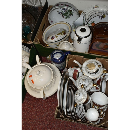 517 - SIX BOXES OF DINNERWARE AND GLASSWARE, to include a large cream soup tureen with ladle and lid, a Ro... 