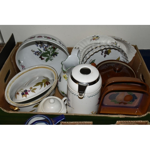 517 - SIX BOXES OF DINNERWARE AND GLASSWARE, to include a large cream soup tureen with ladle and lid, a Ro... 