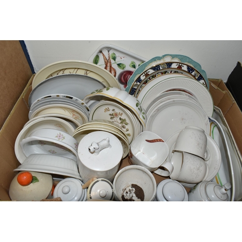 517 - SIX BOXES OF DINNERWARE AND GLASSWARE, to include a large cream soup tureen with ladle and lid, a Ro... 