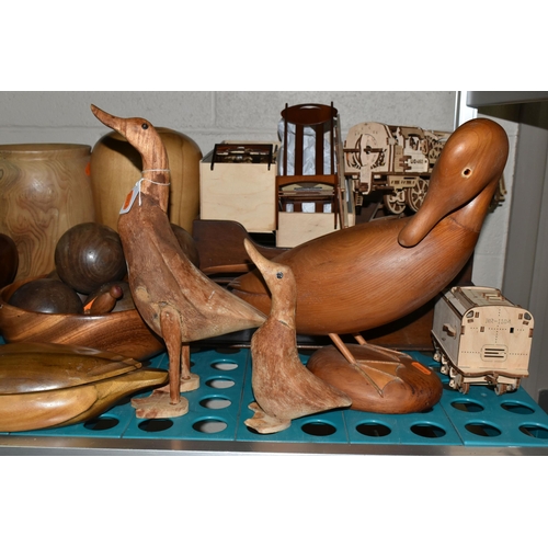 525 - A QUANTITY OF TREEN, to include carved wooden ducks and other birds, various bowls, two Vitra Design... 