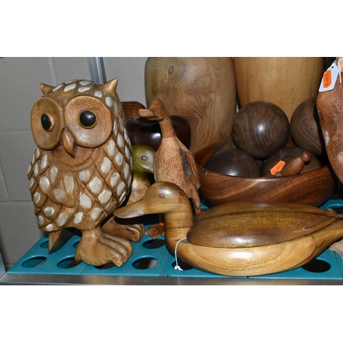 525 - A QUANTITY OF TREEN, to include carved wooden ducks and other birds, various bowls, two Vitra Design... 