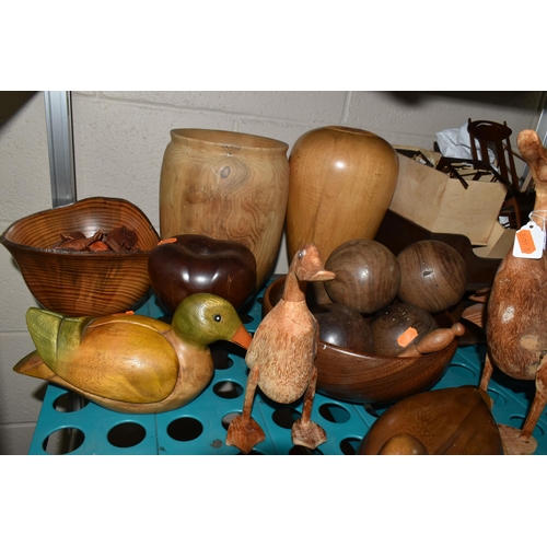 525 - A QUANTITY OF TREEN, to include carved wooden ducks and other birds, various bowls, two Vitra Design... 