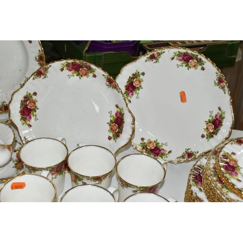 546 - A ROYAL ALBERT OLD COUNTRY ROSES COMPREHENSIVE DINNER SERVICE AND A SMALL QUANTITY OF MATCHING GIFTW... 