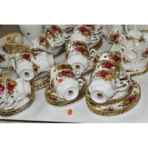 546 - A ROYAL ALBERT OLD COUNTRY ROSES COMPREHENSIVE DINNER SERVICE AND A SMALL QUANTITY OF MATCHING GIFTW... 