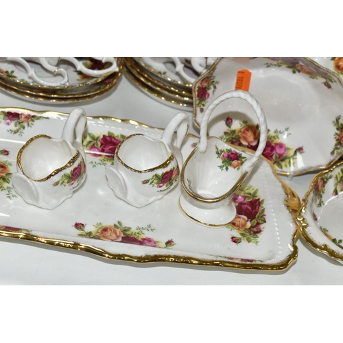 546 - A ROYAL ALBERT OLD COUNTRY ROSES COMPREHENSIVE DINNER SERVICE AND A SMALL QUANTITY OF MATCHING GIFTW... 