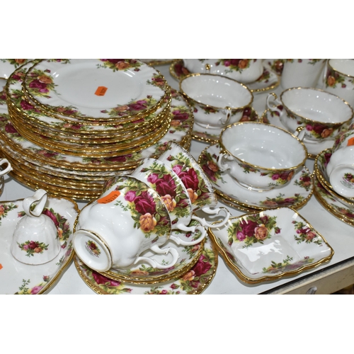 546 - A ROYAL ALBERT OLD COUNTRY ROSES COMPREHENSIVE DINNER SERVICE AND A SMALL QUANTITY OF MATCHING GIFTW... 