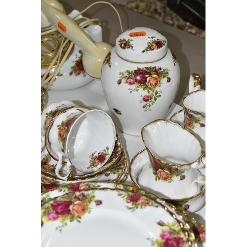 546 - A ROYAL ALBERT OLD COUNTRY ROSES COMPREHENSIVE DINNER SERVICE AND A SMALL QUANTITY OF MATCHING GIFTW... 