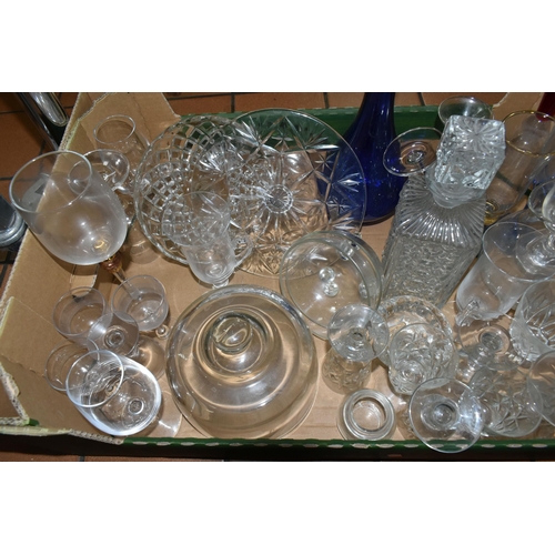 555 - FIVE BOXES OF KITHEN CERAMICS AND GLASSWARE, including a quantity of Willow pattern dinnerware and o... 