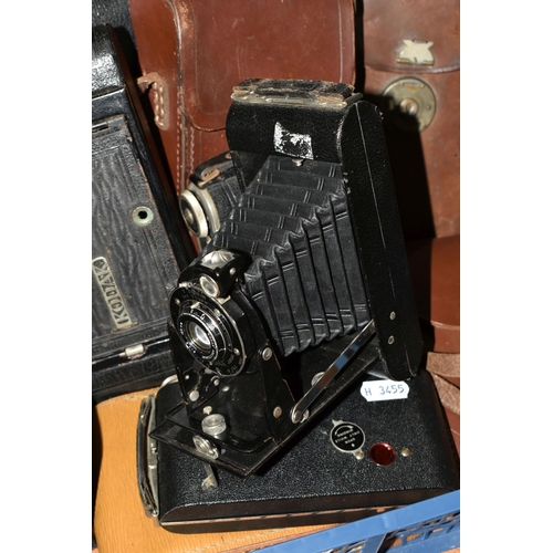 563 - A QUANTITY OF ASSORTED VINTAGE CAMERAS, mainly Kodak vest pocket folding cameras, but also includes ... 