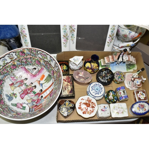 577 - TWO TRAYS OF CERAMICS, to include a Moorcroft bud vase, height 9.5cm decorated with a yellow and mau... 