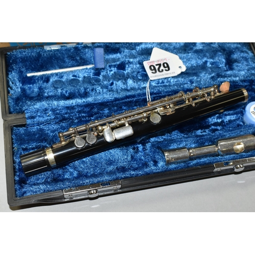 626 - A YAMAHA PICCOLO, original box and case, model YPC-31 (1) (Condition report: untested, signs of wear... 