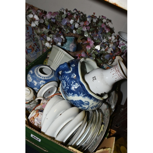 662 - A BOX AND LOOSE OF 19TH AND 20TH CENTURY CHINESE AND JAPANESE PORCELAIN, ETC, including a 19th centu... 