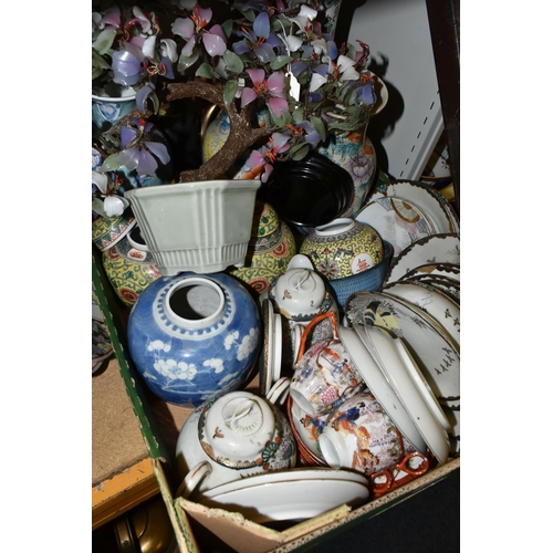 662 - A BOX AND LOOSE OF 19TH AND 20TH CENTURY CHINESE AND JAPANESE PORCELAIN, ETC, including a 19th centu... 