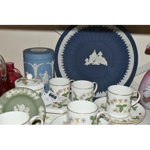 668 - A GROUP OF WEDGWOOD COFFEE AND GIFT WARES, comprising six coffee cans and saucers in Wild Strawberry... 