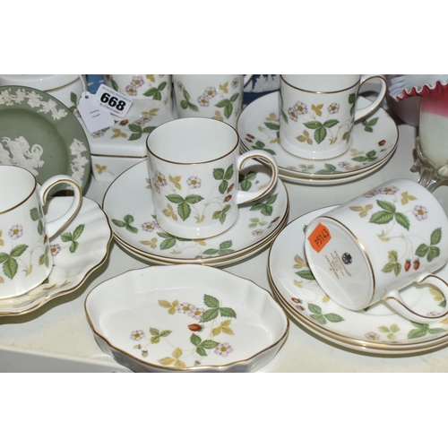 668 - A GROUP OF WEDGWOOD COFFEE AND GIFT WARES, comprising six coffee cans and saucers in Wild Strawberry... 