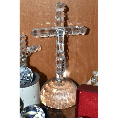 376 - A GROUP OF SWAROVSKI CRYSTAL AND OTHER CRYSTAL CROSSES, PAPERWEIGHTS AND ORNAMENTS, comprising boxed... 