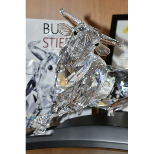 398 - A CASED SWAROVSKI CRYSTAL LIMITED EDITION CLEAR BULL SCULPTURE, numbered 5906/10000 to underside, th... 