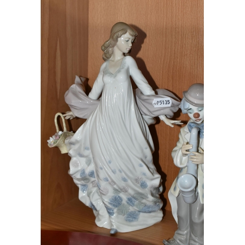 345 - FIVE LLADRO FIGURES / GROUPS, comprising Siamese Dancer, no. 5593, sculpted by Vincente Martinez, is... 