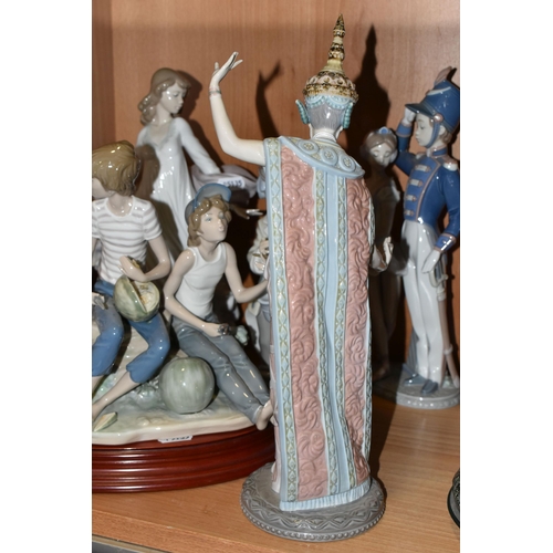 345 - FIVE LLADRO FIGURES / GROUPS, comprising Siamese Dancer, no. 5593, sculpted by Vincente Martinez, is... 