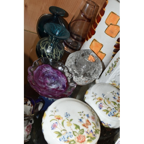 365 - A GROUP OF AYNSLEY 'COTTAGE GARDEN' GIFTWARE AND MDINA STUDIO GLASS, comprising a studio pottery Tra... 