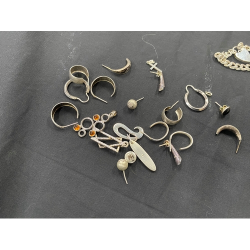 39 - A SELECTION OF SILVER AND WHITE METAL JEWELLERY, to include a charm bracelet suspending 21 charms wi... 