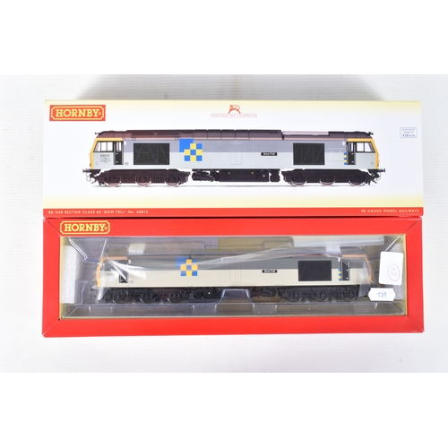 224 - A BOXED HORNBY RAILWAYS OO GAUGE CLASS 60 LOCOMOTIVE, 'Bow Fell' No.60 015, Railfreight Construction... 