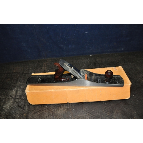 1065 - A BOXED STANLEY No7 JOINTING PLANE 22in long (Condition: is excellent looks almost unused)