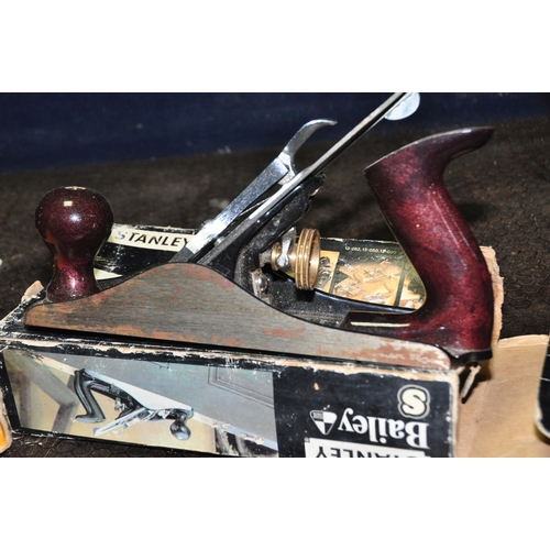 1066 - A BOXED STANLEY No3 WOOD PLANE and a boxed No4 plane (Condition: both have some minor surface rust p... 