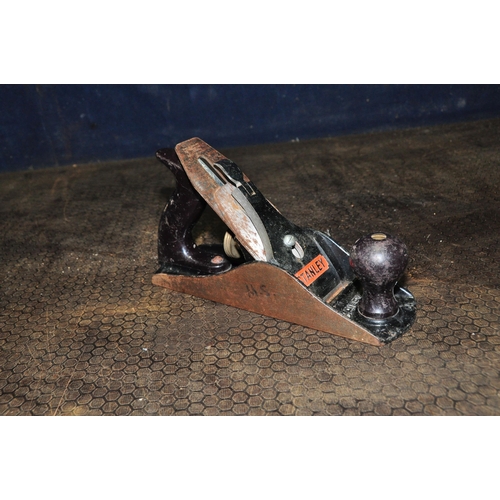 1067 - A STANLEY No 4 1/2 WOOD PLANE (Condition: some surface rust but nothing to impede use)