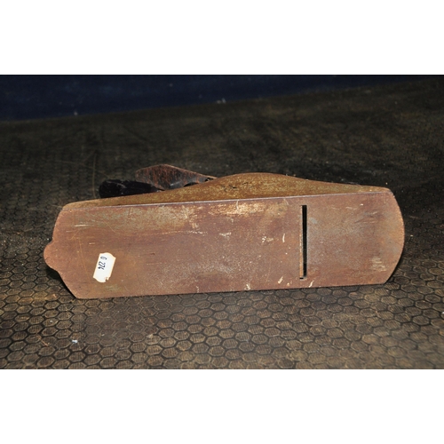 1067 - A STANLEY No 4 1/2 WOOD PLANE (Condition: some surface rust but nothing to impede use)