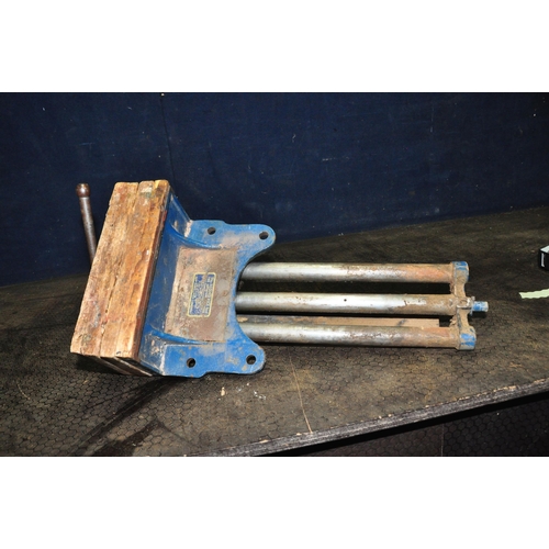 1070 - A RECORD No 52 1/2A WOODWORKING VICE with 9in jaws and wooden jaw protectors (Condition: some surfac... 