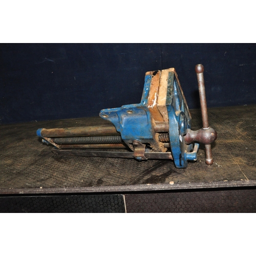 1070 - A RECORD No 52 1/2A WOODWORKING VICE with 9in jaws and wooden jaw protectors (Condition: some surfac... 