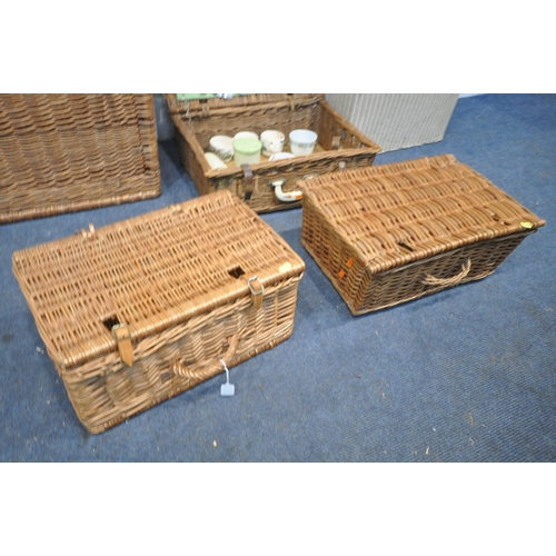 1290 - FOUR VARIOUS WICKER PICNIC BASKETS, and a Lloyd loom linen basket (condition report: one with conten... 