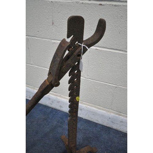 1321 - A VINTAGE CAST IRON CART WHEEL JACK