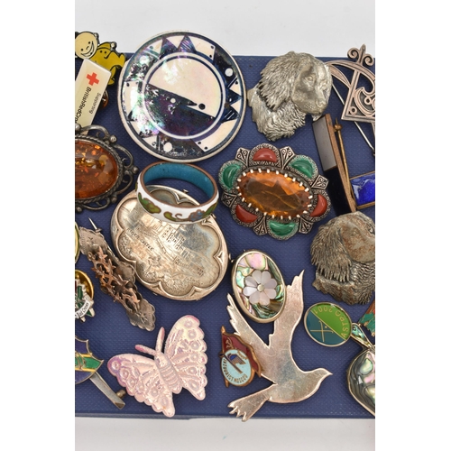 54 - A SELECTION OF BROOCHES AND PINS, to include a Mexican Alpaca abalone shell leaf brooch, an Edwardia... 