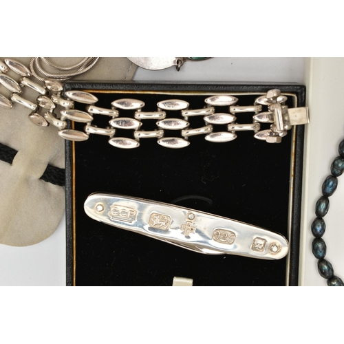 114 - AN ASSORTMENT OF SILVER AND WHITE METAL JEWELLERY, to include a white metal bracelet stamped 950 Mex... 