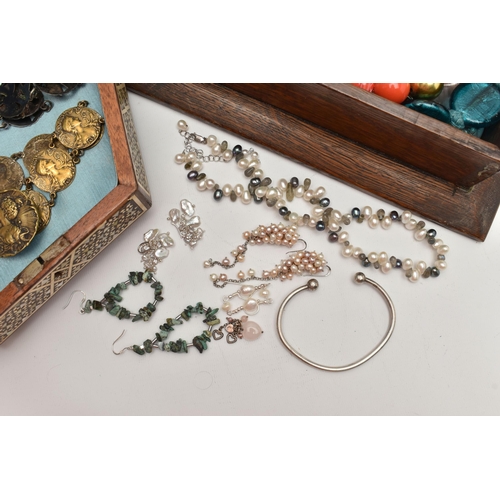 142 - AN ASSORTMENT OF JEWELLERY ITEMS, to include a silver torque bangle, hallmarked Birmingham, approxim... 