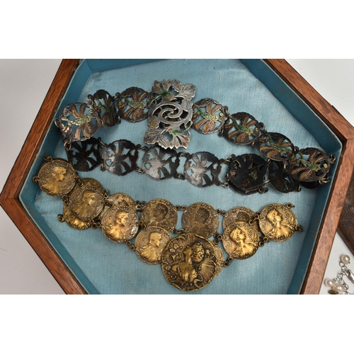 142 - AN ASSORTMENT OF JEWELLERY ITEMS, to include a silver torque bangle, hallmarked Birmingham, approxim... 