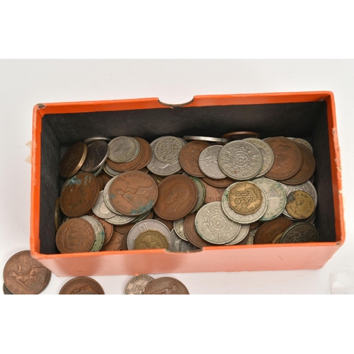 161 - A SMALL CARDBOARD TRAY CONTAINING MIXED COINS TO INCLUDE: 2 x Eire 10 Silver Shilling 1966 coins, a ... 