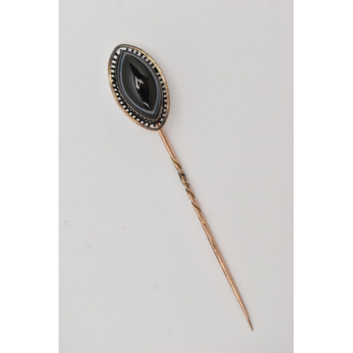 92 - A STICK PIN AND NECKLACE, a navette cabochon onyx collet set in yellow metal, unmarked, together wit... 