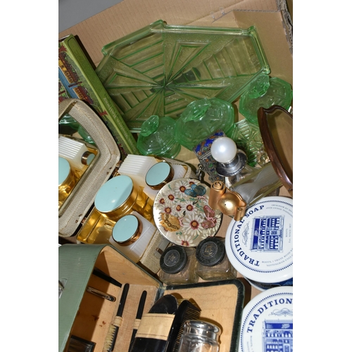 536 - A BOX OF VINTAGE AND MODERN DRESSING TABLE ITEMS, to include a fitted gentleman's grooming kit (most... 