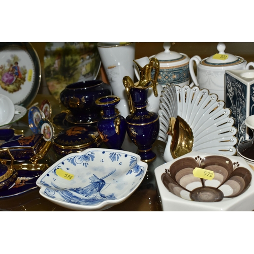 572 - A QUANTITY OF ASSORTED CERAMICS, including an Enesco Guinness Toucan jug, G0046, height 21cm, a Carr... 