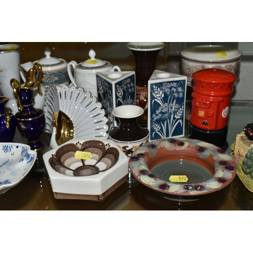 572 - A QUANTITY OF ASSORTED CERAMICS, including an Enesco Guinness Toucan jug, G0046, height 21cm, a Carr... 