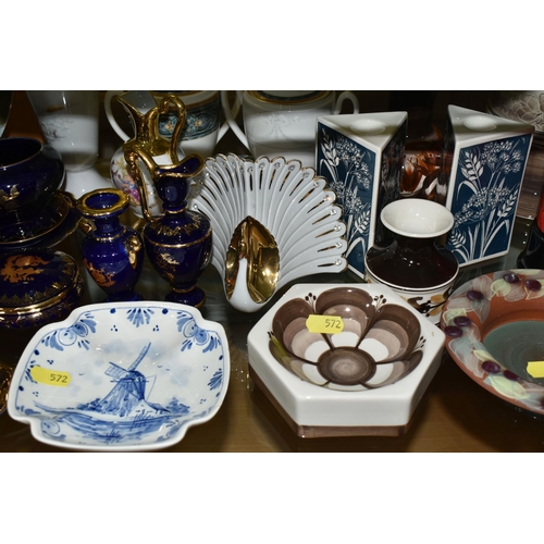 572 - A QUANTITY OF ASSORTED CERAMICS, including an Enesco Guinness Toucan jug, G0046, height 21cm, a Carr... 