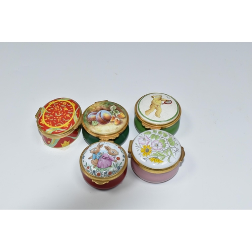 306 - A COLLECTION OF FOURTEEN ENAMEL AND PORCELAIN TRINKET/PILL BOXES, to include four Limoges porcelain ... 