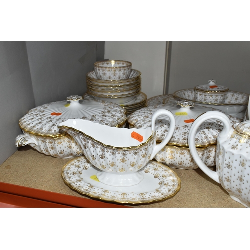 377 - A SPODE 'FLEUR DE LYS GOLD' PATTERN DINNER SET, comprising a large oval meat plate, oval platter, ov... 