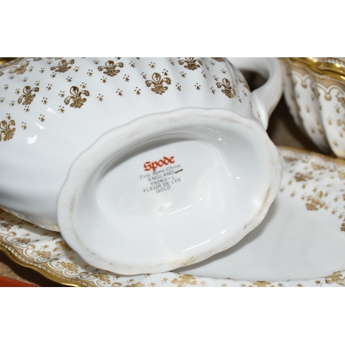 377 - A SPODE 'FLEUR DE LYS GOLD' PATTERN DINNER SET, comprising a large oval meat plate, oval platter, ov... 